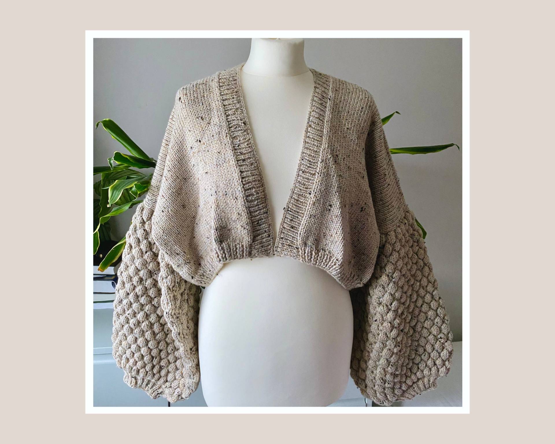 Handgestrickte Bubble Knit Ballonärmel Design Beige Tweed Boxy Oversized Cropped Cardigan von KnitsByBasil