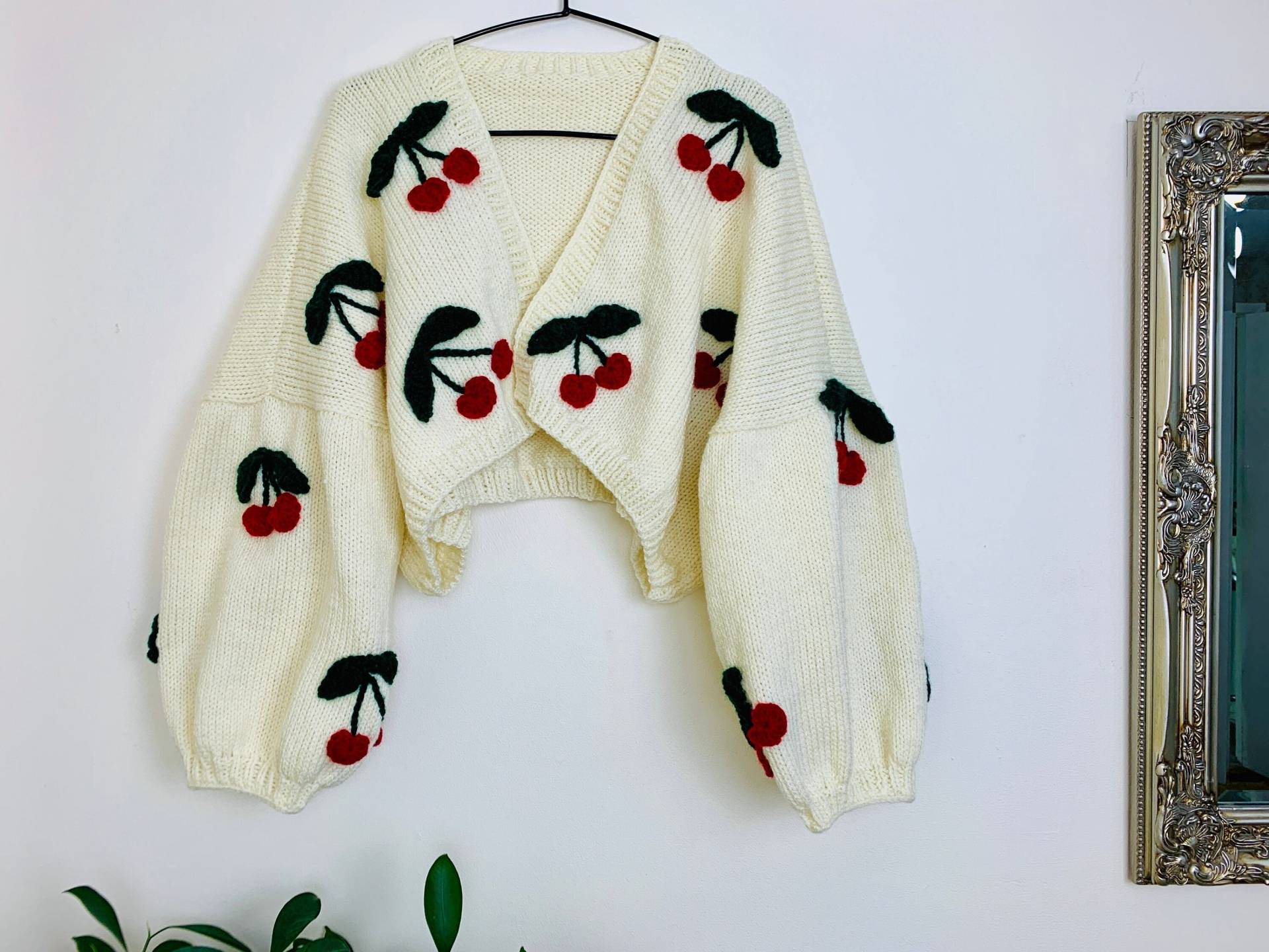 Handgestrickte Cherry Design Boxy Oversized Cropped Cardigan von KnitsByBasil