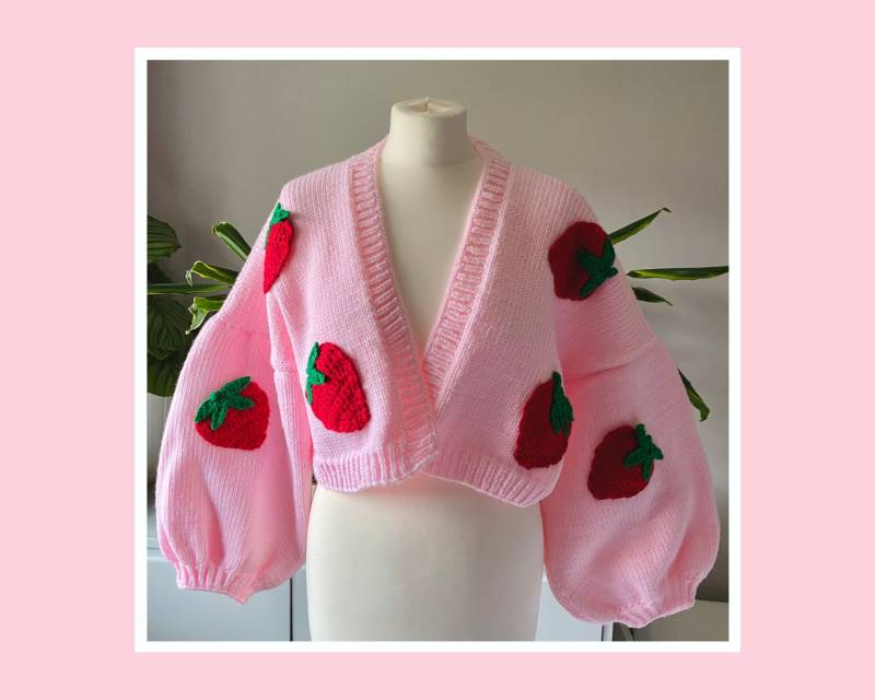 Handgestrickte Erdbeer Design Rosa Boxy Oversized Cropped Cardigan Vegan Wolle von KnitsByBasil