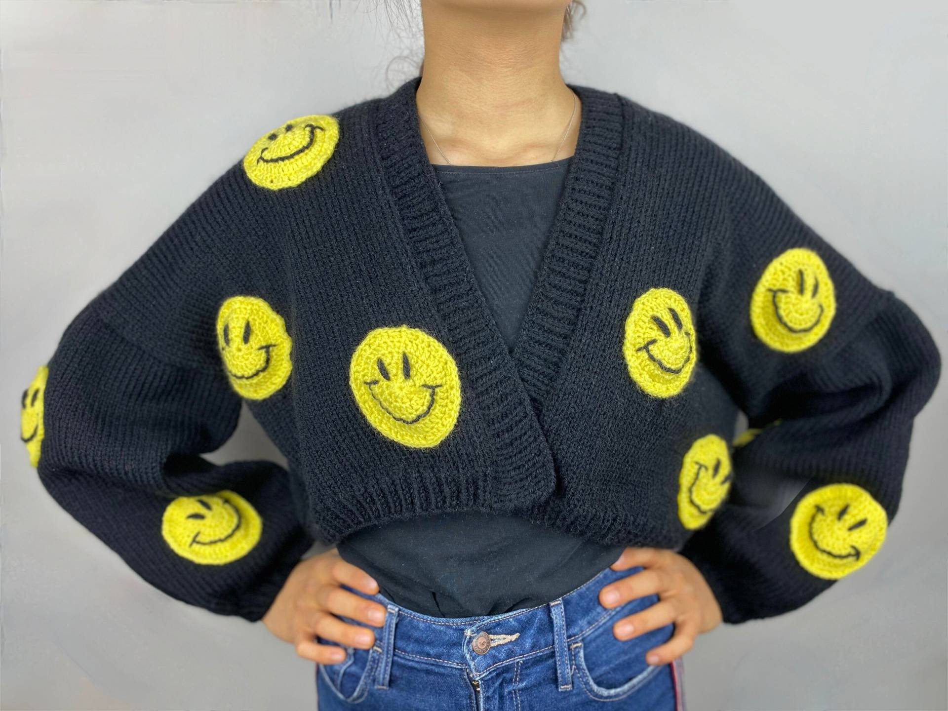Handgestricktes Smiley Gesicht Design Schwarz Boxy Oversized Cropped Cardigan Gelb Smile Emoji von KnitsByBasil