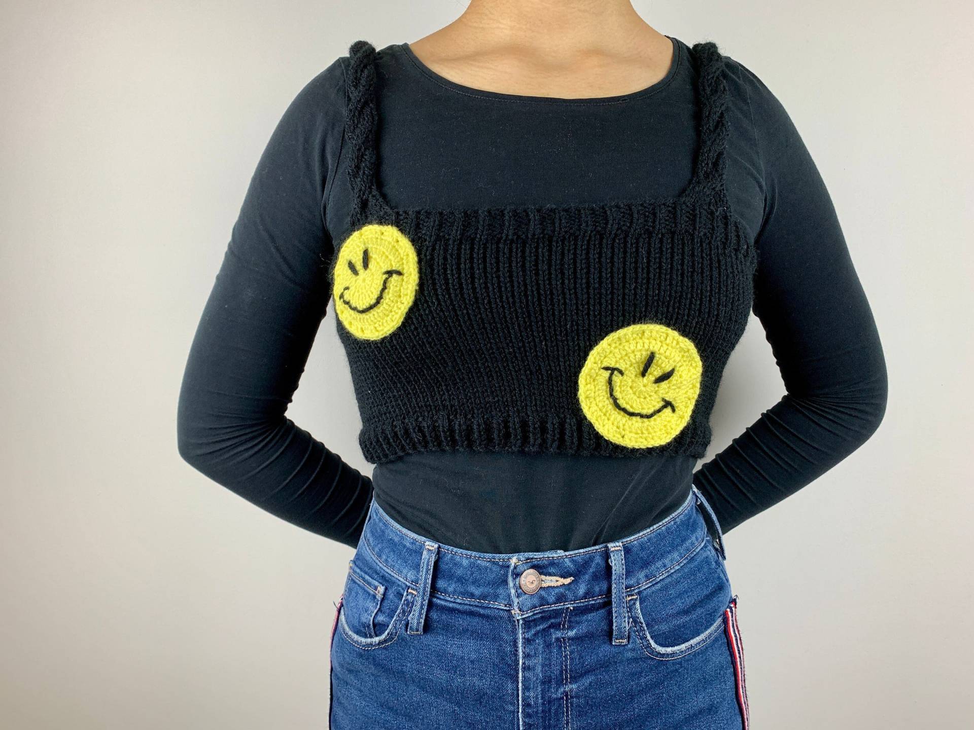 Handgestricktes Smiley Gesicht Design Schwarz Crop Top von KnitsByBasil