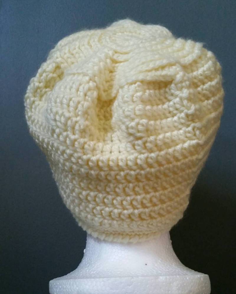 Creme Häkelmütze von KnitsByVicks