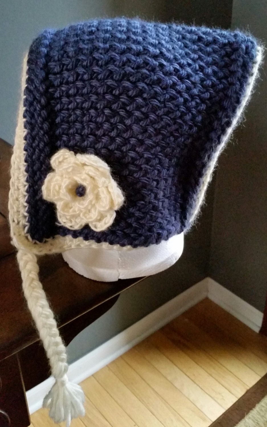 Dunkelblau Stricken Pixie Hut Mit Blume Dunkelblau Stricken Pixie Hut Mit Blume von KnitsByVicks