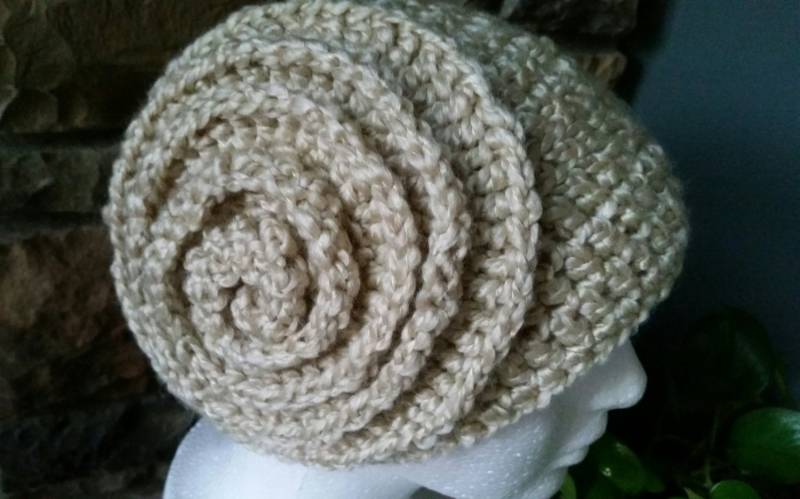 Große Blume Creme Hut Große Blume Creme Hut von KnitsByVicks