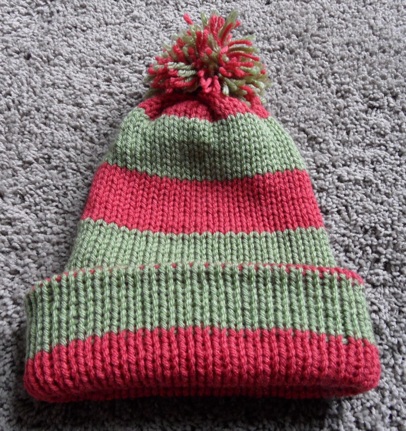 Salbei Grün Und Persimmon Rosa Strick Mütze Salbei Grün Und Persimmon Rosa Strick Mütze von KnitsByVicks
