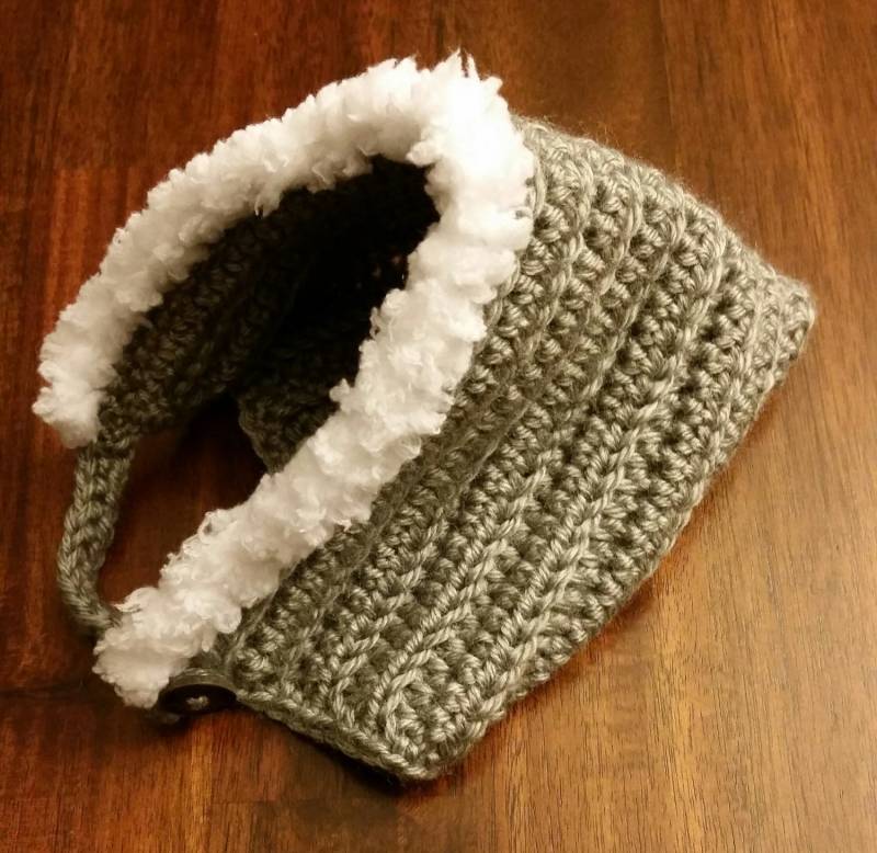 Vintage-stil Grau Und Weiß Faux Pelz Hut Mit Knopfverschluss Vintage-stil Grau Und Weiß Faux Pelz Hut Mit Knopfverschluss von KnitsByVicks