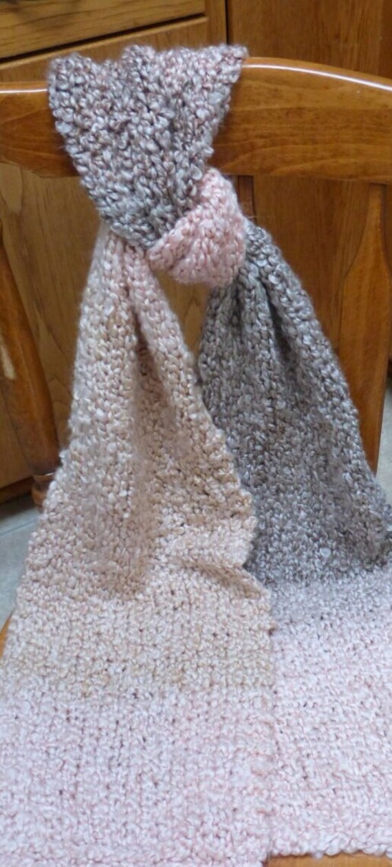 Handgefertigter Boucle Schal Grobstrick Koralle & Taupe Winter Schal Handgefertigter Boucle Schal Grobstrick Koralle & Taupe Winter Schal von KnitsbyGinny