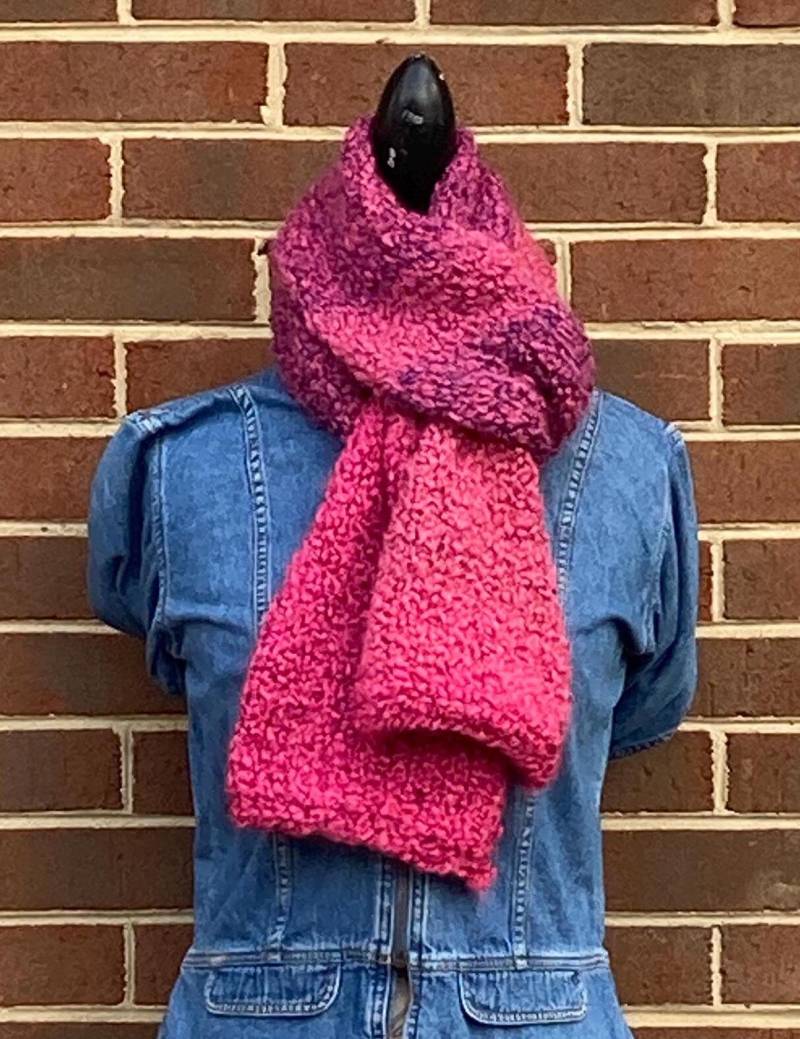 Handgefertigter Fuchsie Boucle Schal Grobstrick Winterschal Handgefertigter Fuchsie Boucle Schal Grobstrick Winterschal von KnitsbyGinny