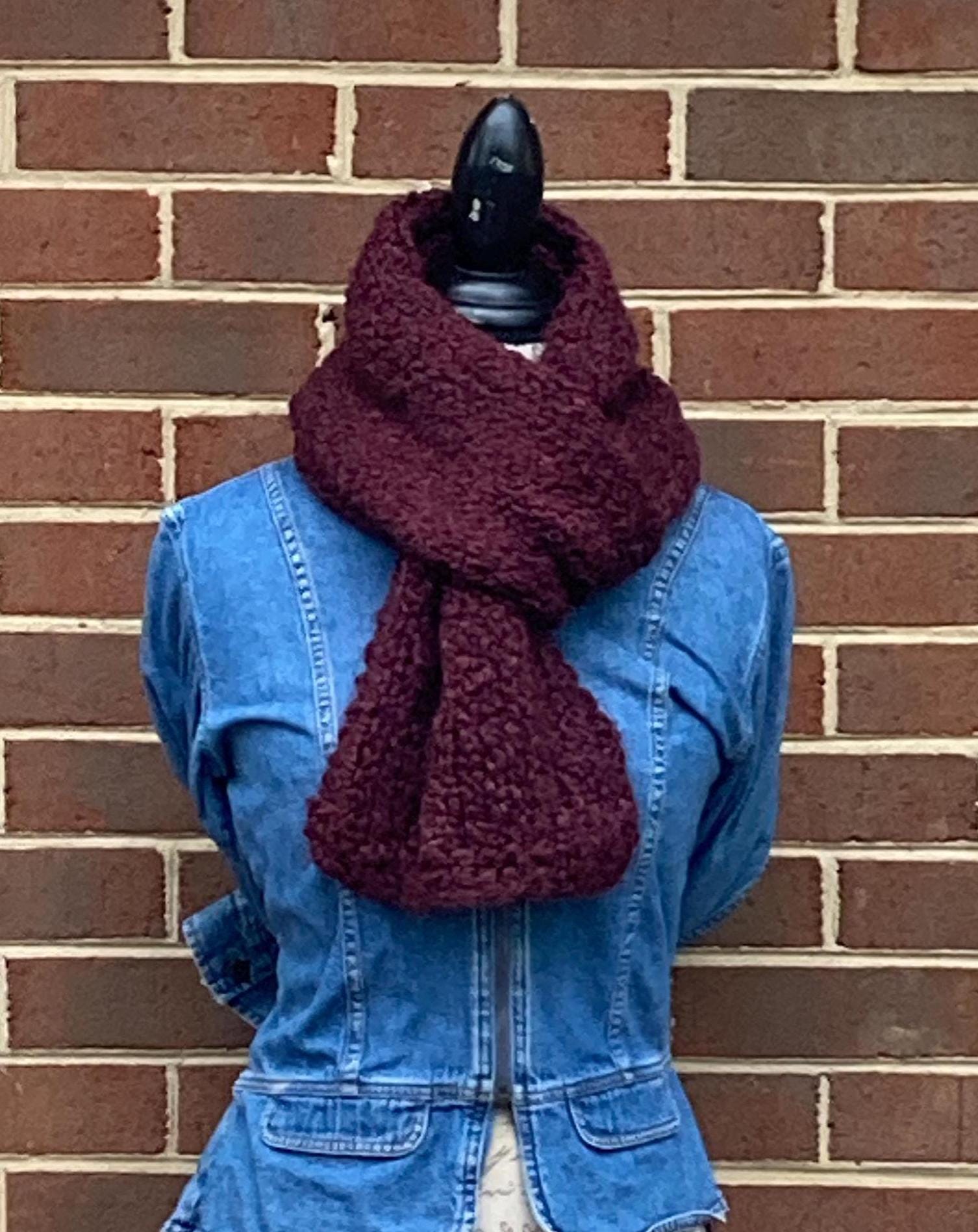 Handgefertigter Granat Boucle Schal/Aus Dicker Grobstrick Handgefertigter Granat Boucle Schal/Aus Dicker Grobstrick von KnitsbyGinny