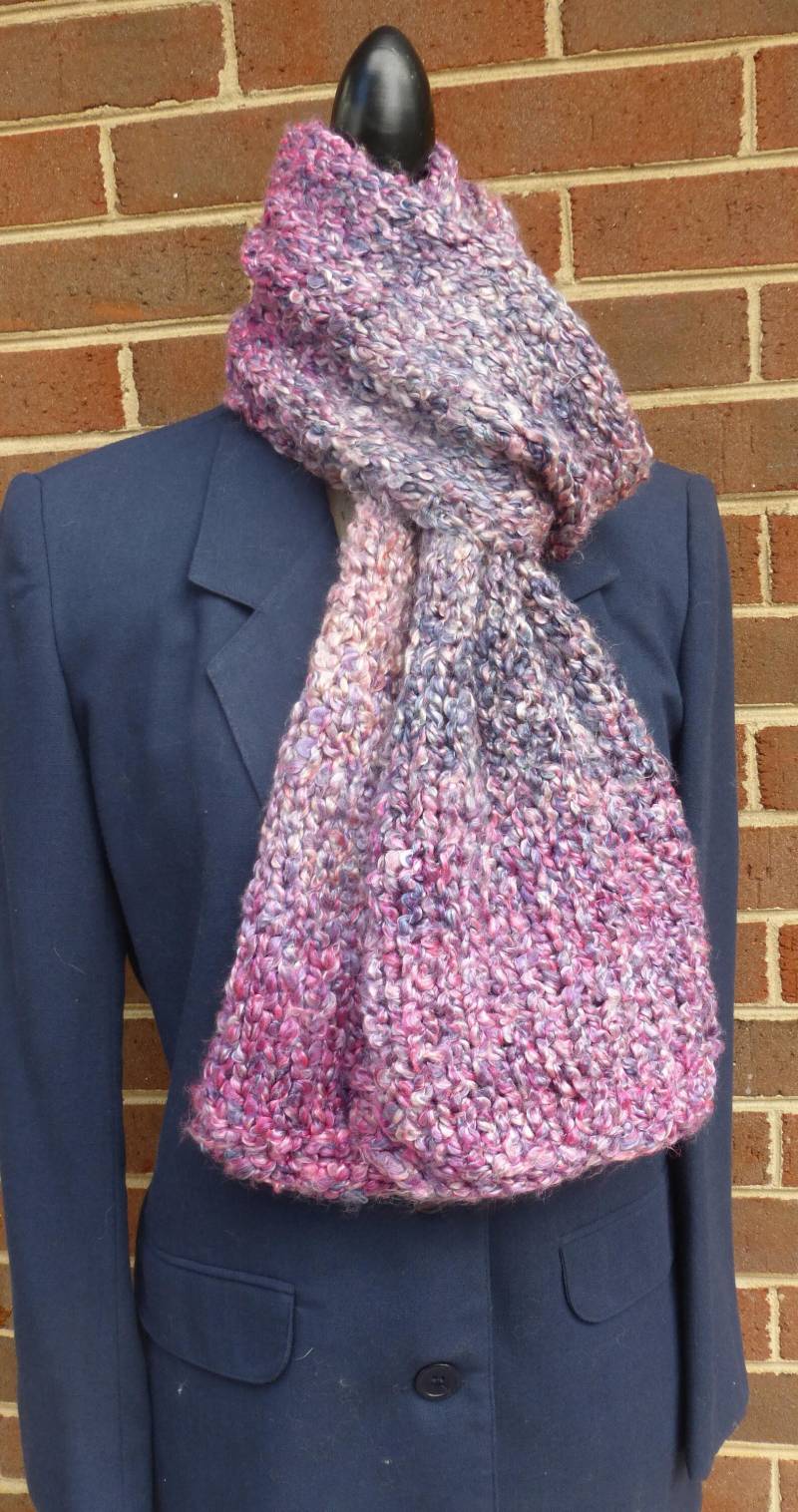 Handgestrickter Grobstrick Boucle Schal in Lila, Blau & Fuschia Handgestrickter Grobstrick Boucle Schal in Lila, Blau & Fuschia von KnitsbyGinny