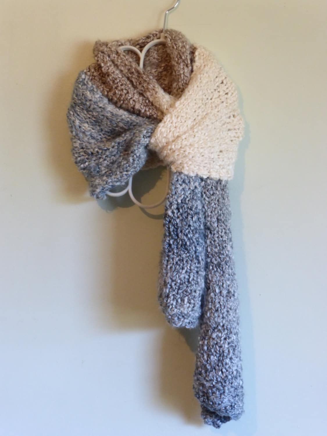 Handstrick Boucle Schal Gestreifter Winterschal Handstrick Boucle Schal Gestreifter Winterschal von KnitsbyGinny