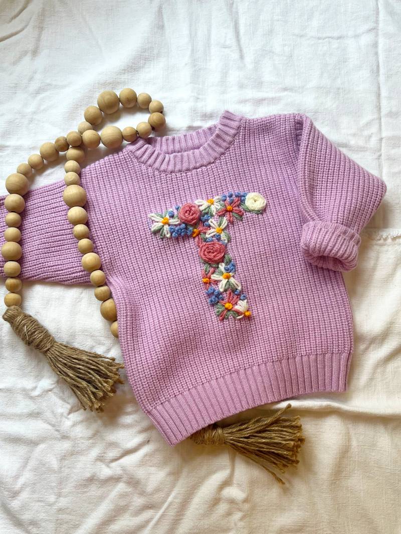 "Handbestickter "Buchstaben" Design Pullover Für Babys Und Kleinkinder | Benutzerdefinierte Mit Blumenmuster von KnitsnKnotsDesign