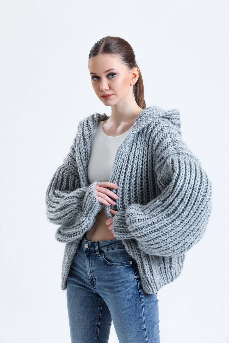 Grobstrick-strickjacke, Ballon-Ärmel-strickjacke, Handgestrickte Woll-strickjacke, Gehäkelte Oversize-strickjacke, Offene Front-strickjacke, Grauer Grobstrick-strickjacke, Ballon-Ärmel-strickjacke, Handgestrickte Woll-strickjacke, Gehäkelte Oversize-strickjacke, Offene Front-strickjacke, Grauer von KnitsoCO