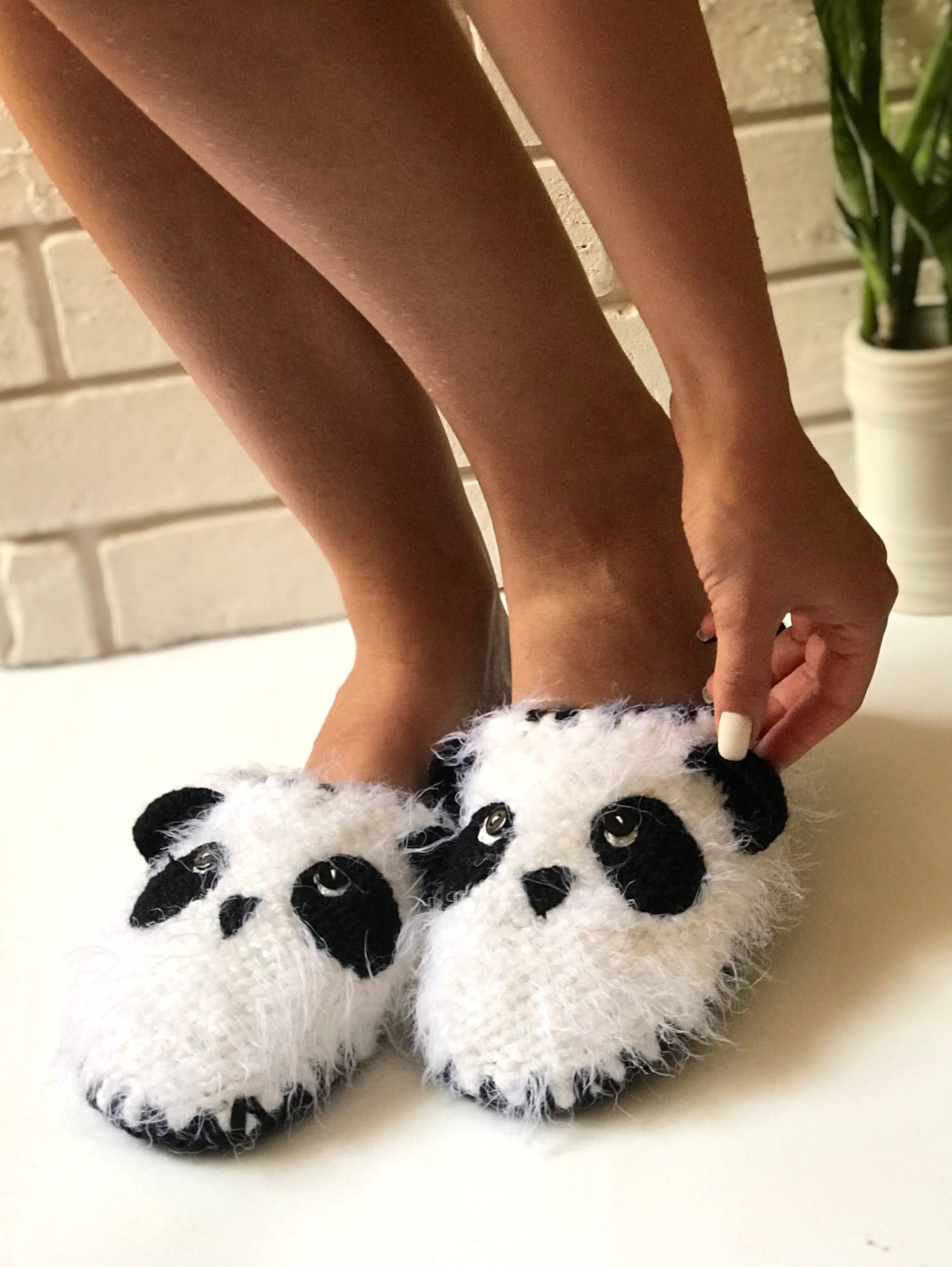 Gehäkelte Panda Schuhe Coole Tiere Mädchen Jungen Hausschuhe 1 Jahr Jubiläum Geschenk Für Freund Fuzzy Designer Frau von KnittedAnimalsHats