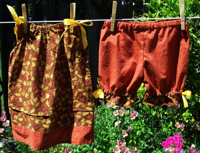 Baby Herbst Blätter Kissenbezug Kleid Mit Pumphose 3-6 M von KnittedKids