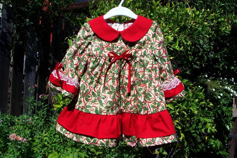 Baby Holly Print Rüschen Kleid, Holiday Größe 12-18 Monate von KnittedKids