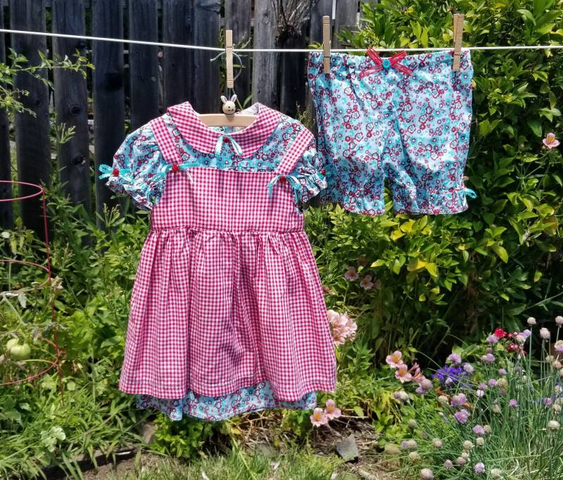 Baby Sommerkleid Set - Blumenkleid Mit Gingham Schürze Und Pumphose, Größe 12-18 Monate von KnittedKids