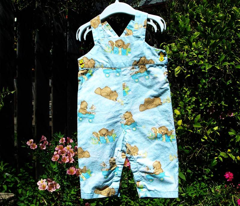 Bärchen Süsse Latzhose, Latzhose in Bären Print Grösse 3-6 Monate von KnittedKids