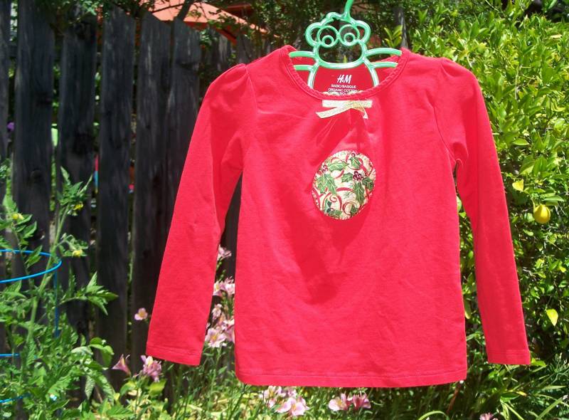 Langärmeliges Rotes T-Shirt Mit Ilex-Applikation, 4 Jahre von KnittedKids
