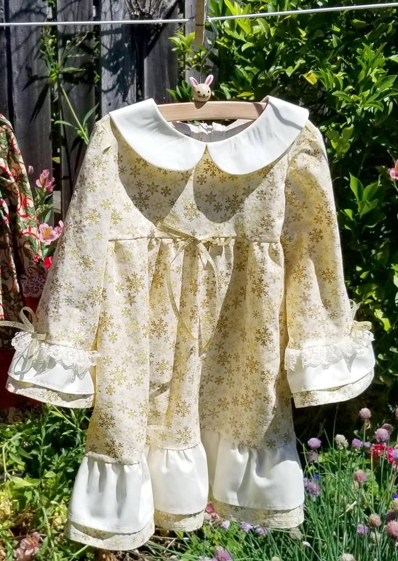 Mädchen Gold Schneeflocke Rüschen Kleid, Größe 4T von KnittedKids