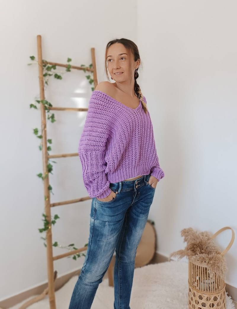 Fliederfarbener Häkelpullover Mit V-Ausschnitt Weicher Acryl-Slouchy-Pullover von KnittedSpirit