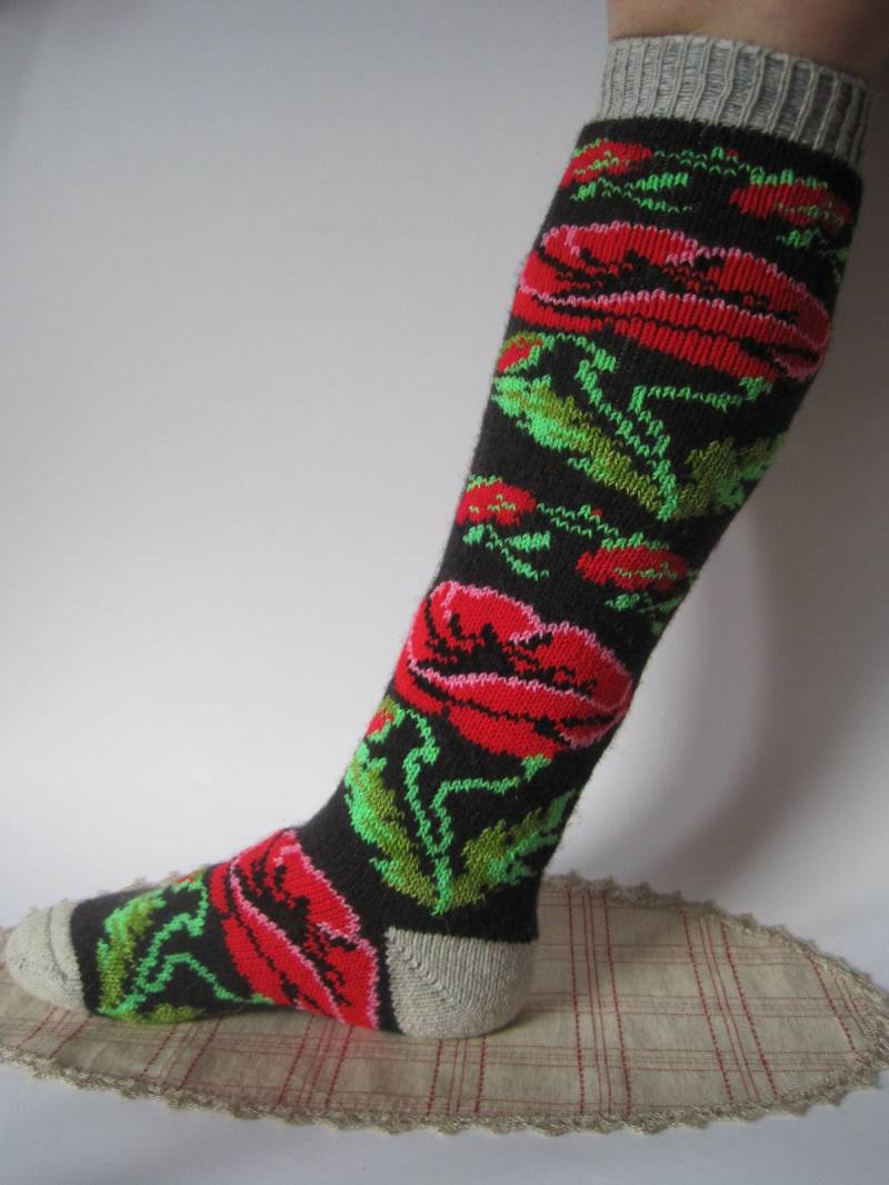 Superpreis Strick - Und Filzstrümpfe Aus Angorawolle Für Damen Mit Roten Mohnblumen Natürlichem Angoragarn in Spitzenqualität Warme Bequeme Füße von KnittedWarmGifts