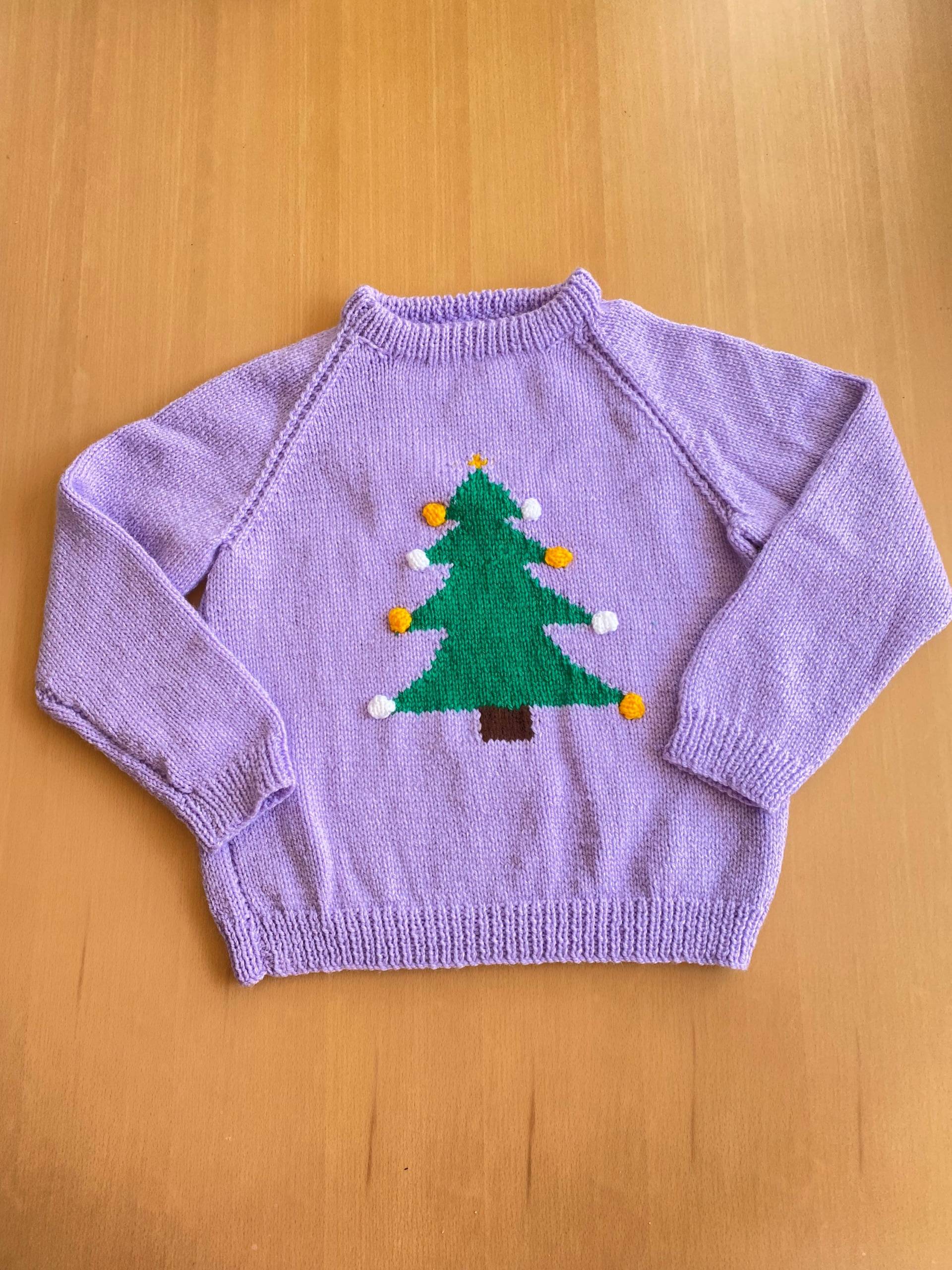 Weihnachtsbaum Kinderpullover von KnittedbyHazel