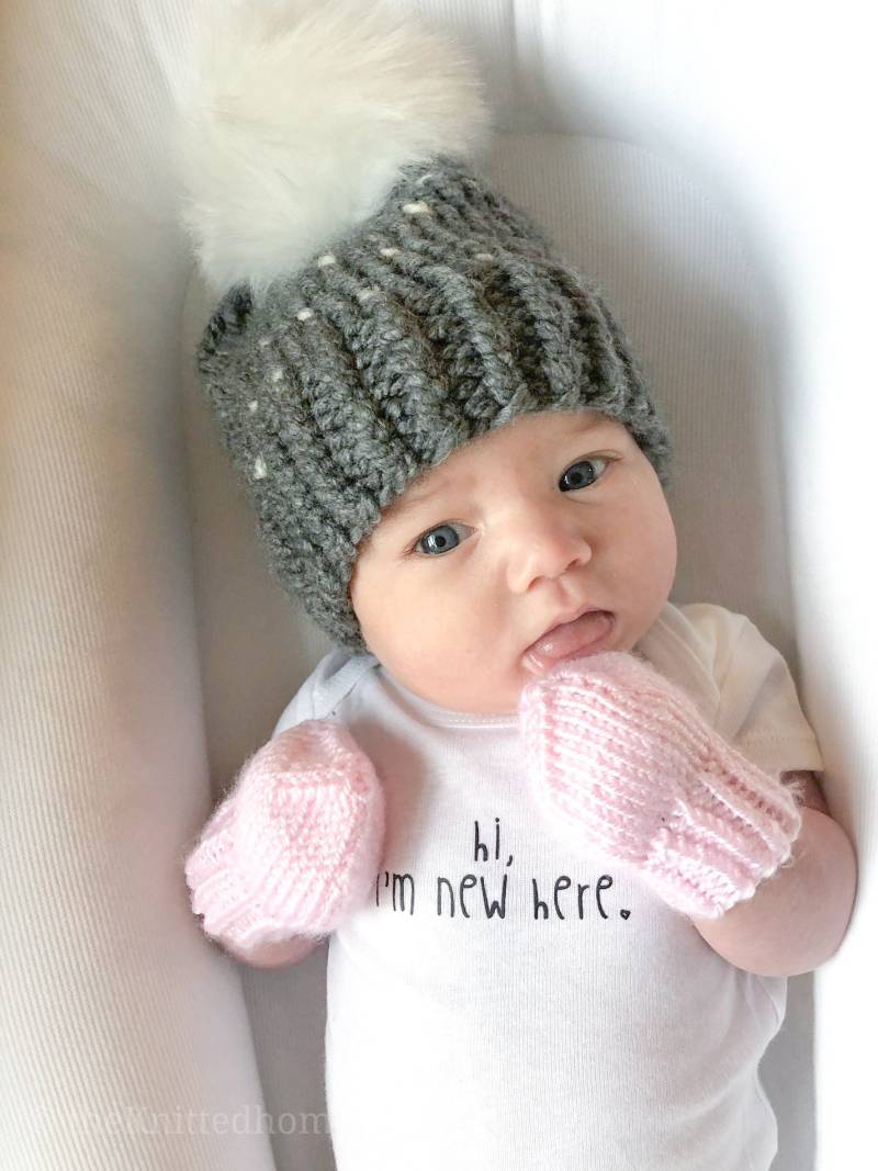 Baby Grobstrick Fair Isle Mütze Slouchy Grau Mit Weißen Punkten | Auf Bestellung Kleinkind Größe Optional Kunstpelz Pom Snap On von Knittedhome