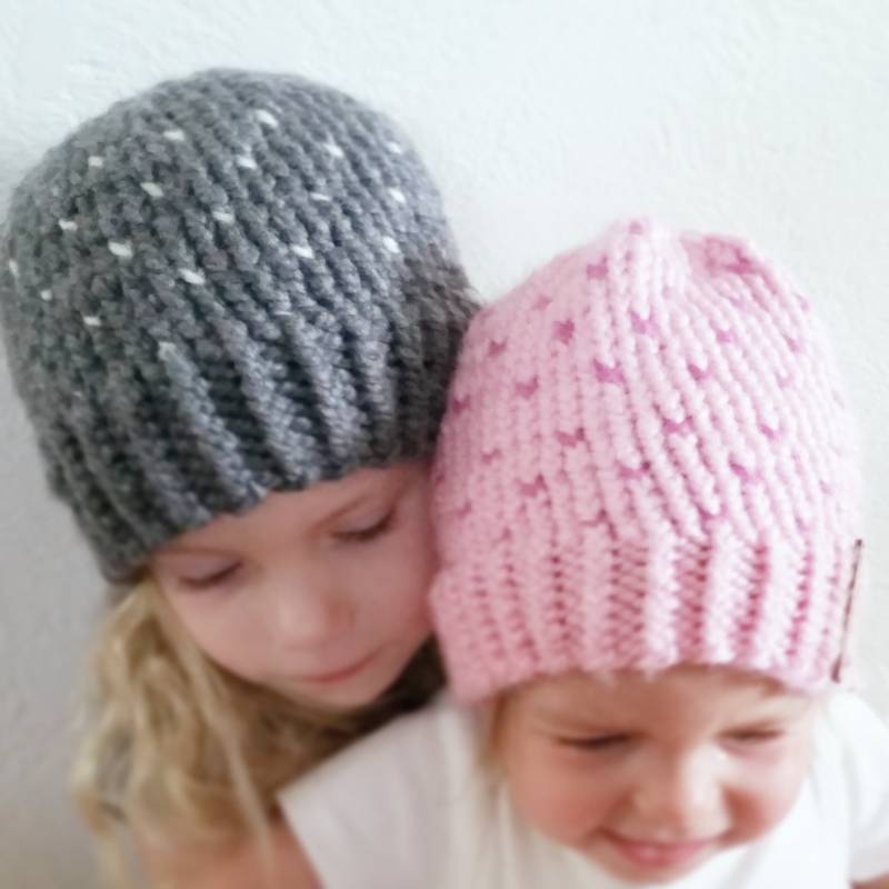 Kleinkind Grobstrick Fair Isle Mütze | Slouchy Hat Anthrazit Mit Weißen Tupfen Auf Bestellung Optional Kunstpelz Pom Snap On von Knittedhome
