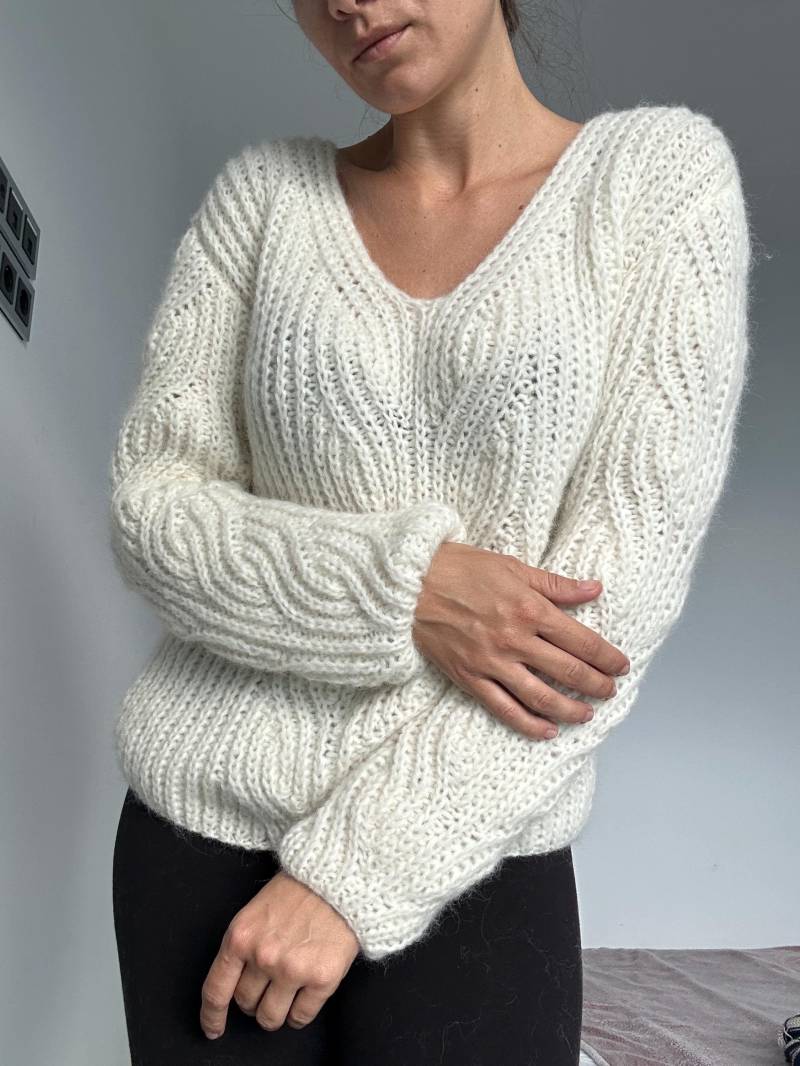 Handgestrickter Alpaka Wollpullover in Beige Mit Wellenmuster Capsule Garderobe von Knittedsweatermatter