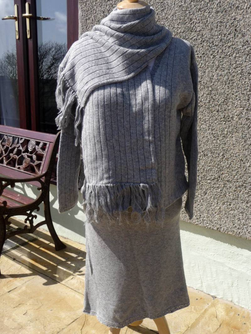 Gestrickte Anzug, Bestehend Aus Rock, Jacke Und Schal Alle Passenden von KnitterScarlet