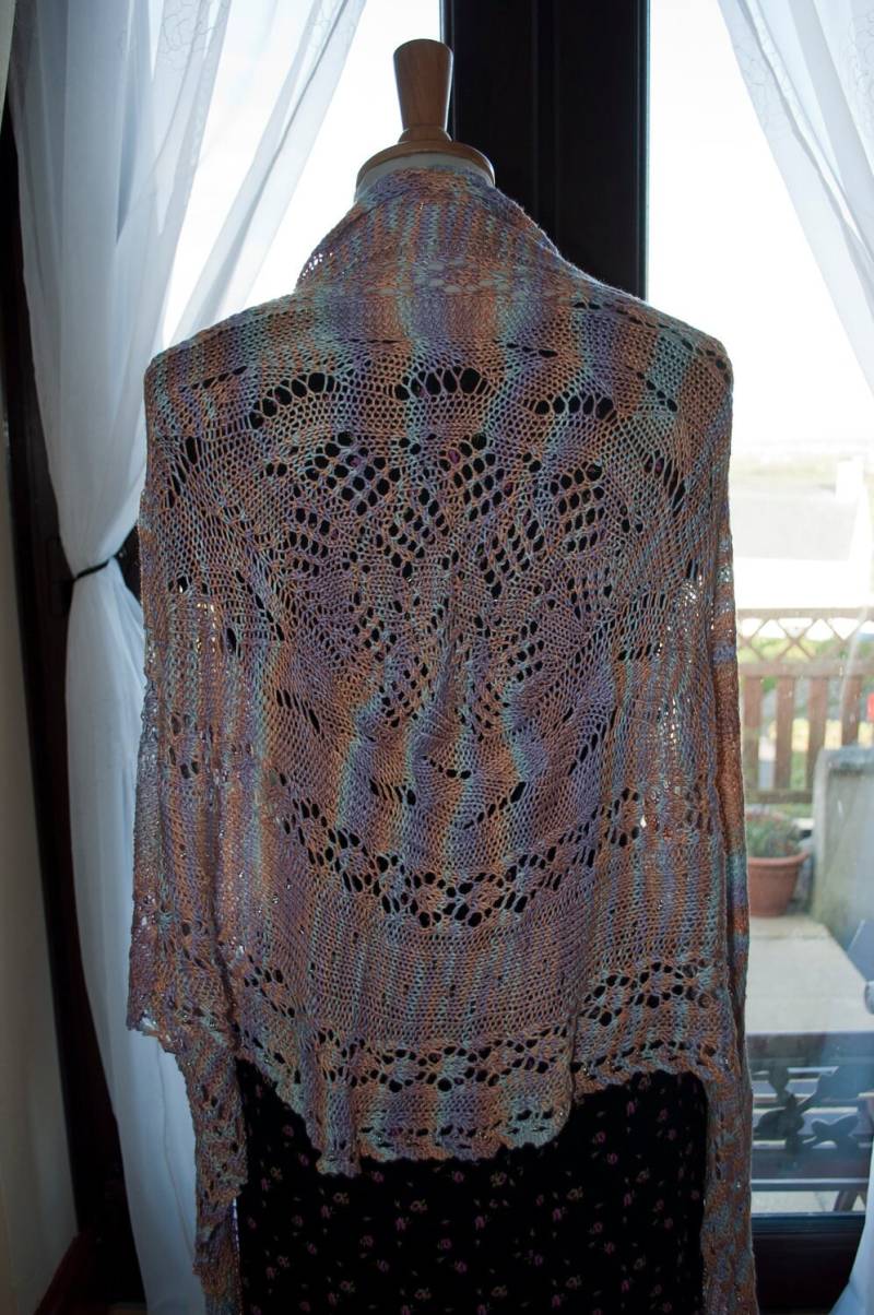 Handgemachter Pfirsich/Lila/Türkis Perlen Spitzenschal Aus Zuckerrohrgarn von KnitterScarlet