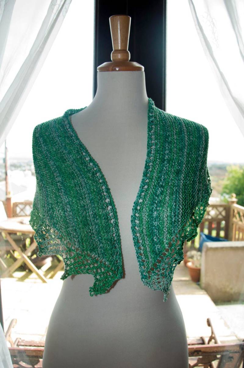 Handgestrickt Prickelnde Schal/Shawlette in Den Farben Grün Und Weiß von KnitterScarlet