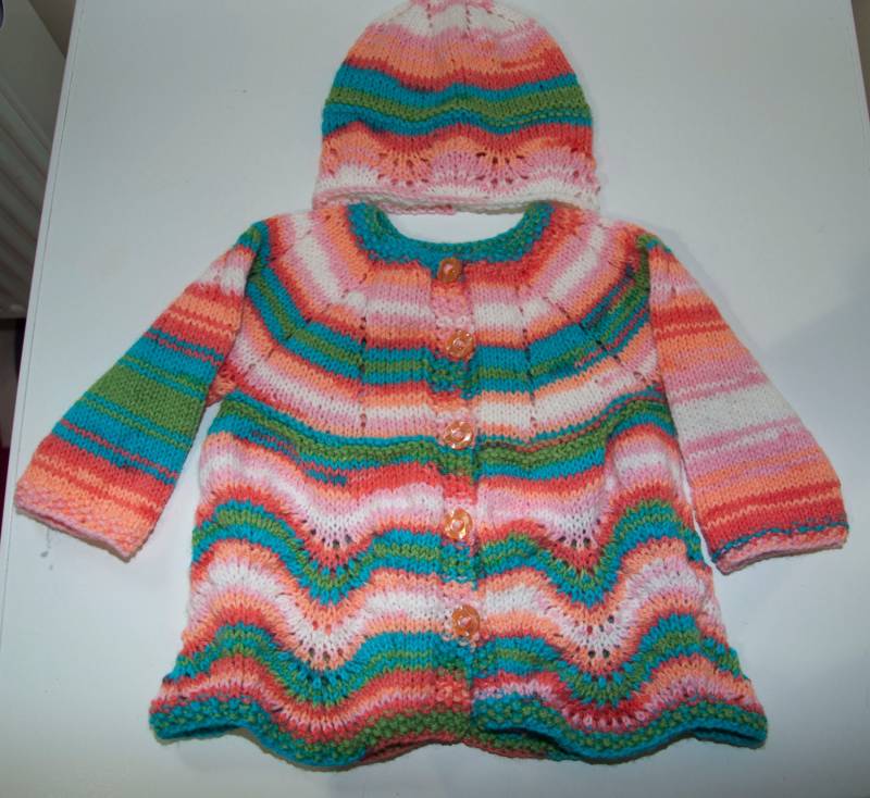 Handgestrickte Mädchen Cardigan Und Hut Für 9-12 Monate Alt von KnitterScarlet