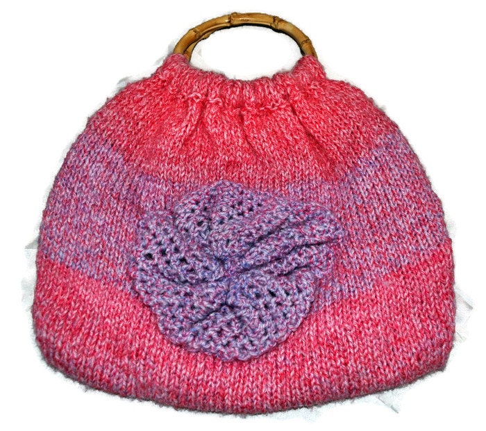 Handgestrickte Rosa Und Lila Einkaufstasche Mit Bambus Griffen von KnitterScarlet