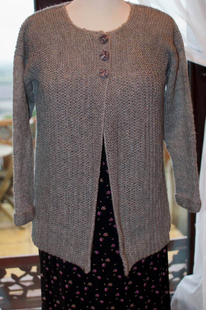Handgestrickte Strickjacke in Grau von KnitterScarlet