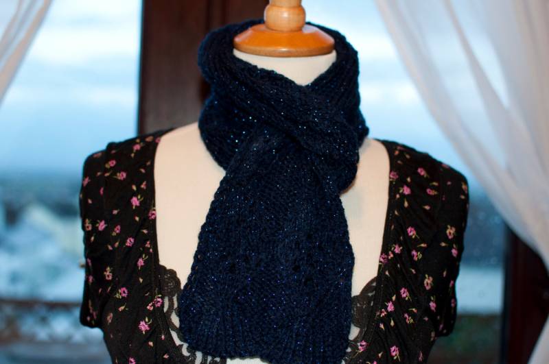Handgestrickter Schal in Glitzernden Marine Garn von KnitterScarlet