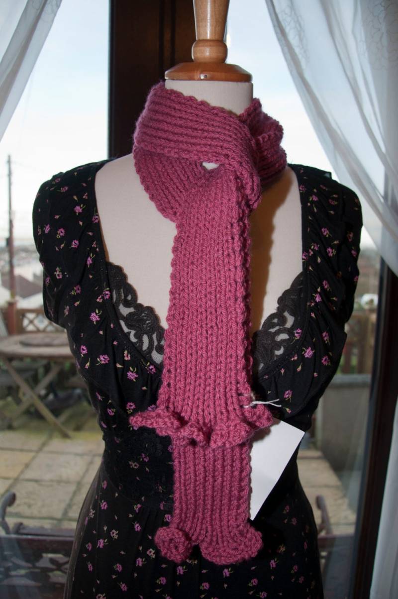 Handgestrickter Schal in Rosa Garn von KnitterScarlet