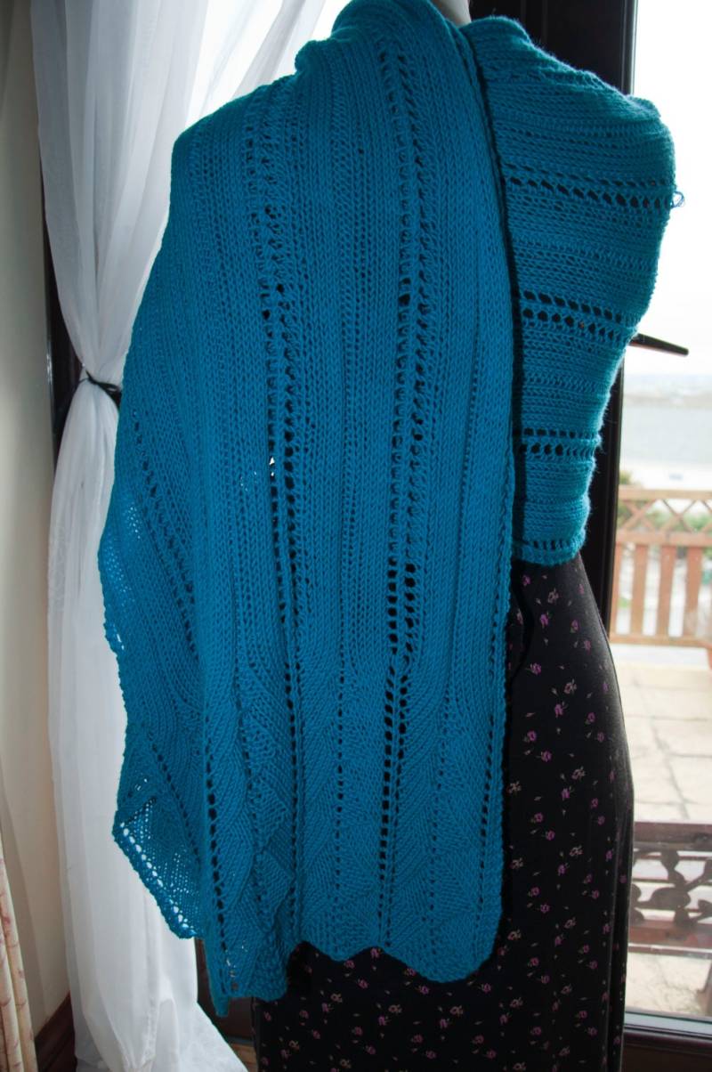 Handgestricktes Schultertuch Aus Türkiser Merinowolle von KnitterScarlet