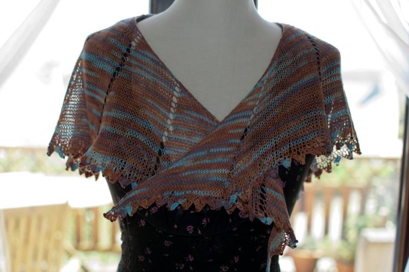 Handgestricktes Tuch in Bronze/Blau Mit Perlen von KnitterScarlet