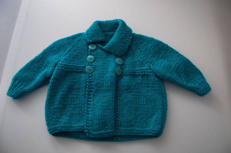 Handknitted Child Cardigan in Türkis Größe 18 Monate Alte von KnitterScarlet