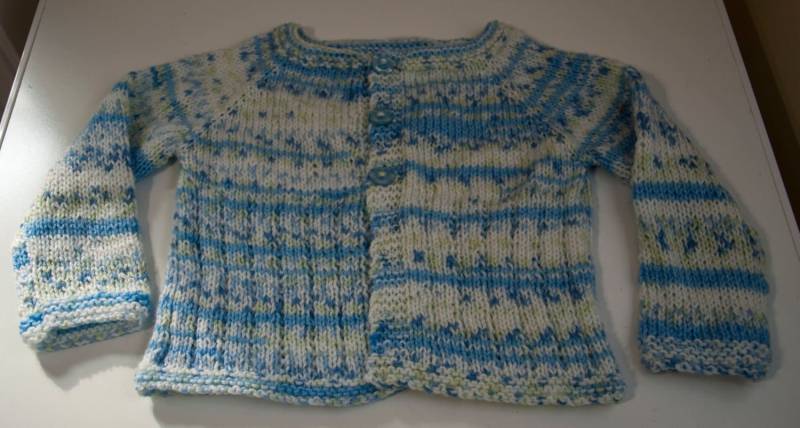 Handknitted Child Cardigan in Weiß Und Blau Größe 12-18 Monate Alt von KnitterScarlet