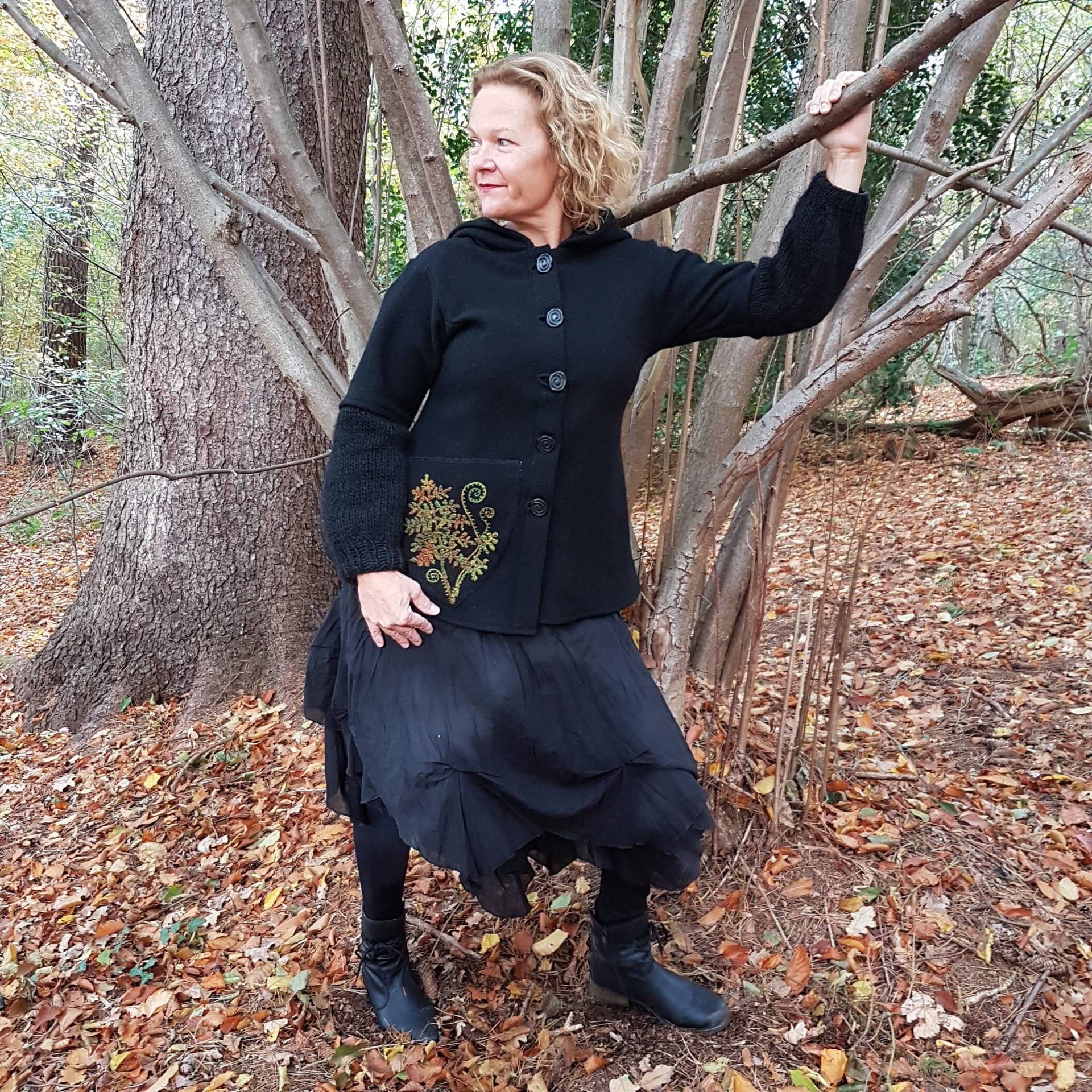 Bestickte Wolljacke Mit Zipfelkapuze von Knitterkittel