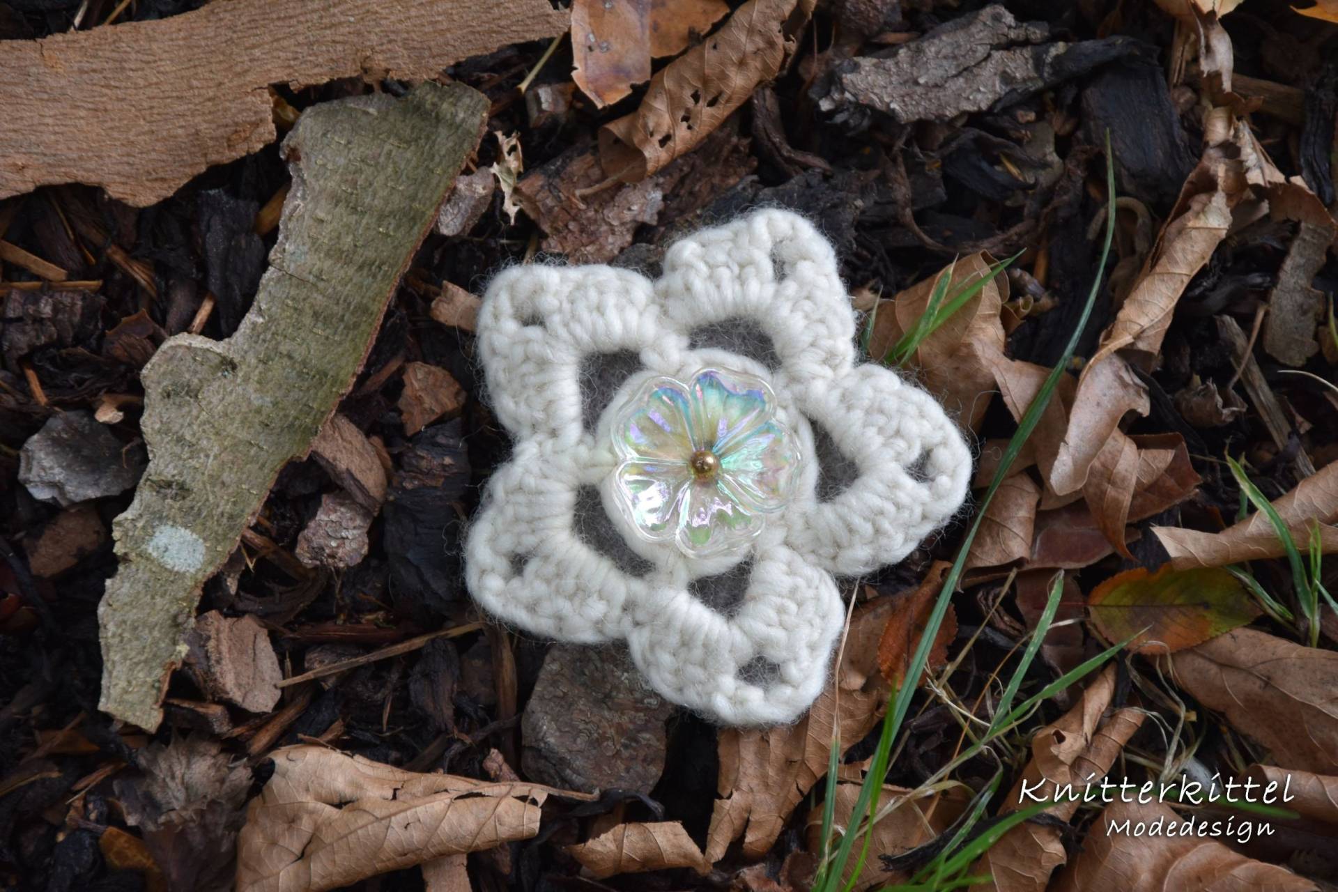 Blumenhäkelbrosche von Knitterkittel