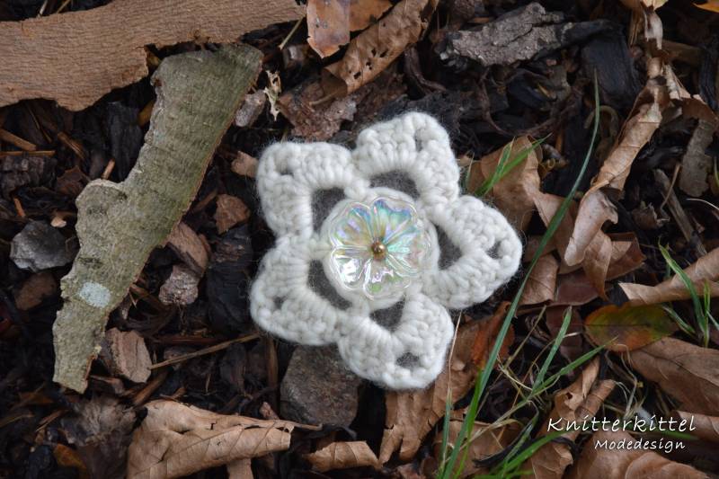 Blumenhäkelbrosche Blumenhäkelbrosche von Knitterkittel