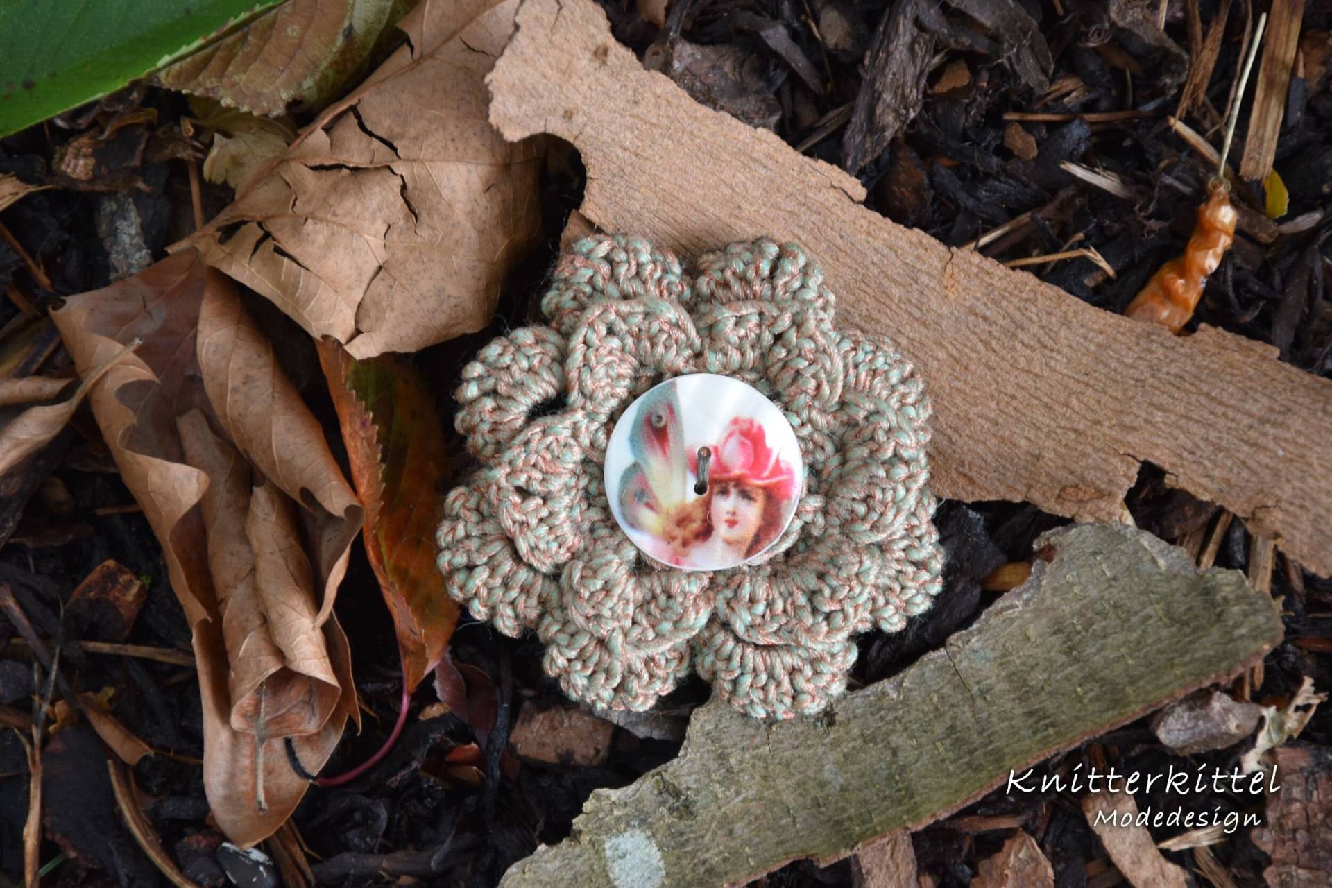 Blumenhäkelbrosche von Knitterkittel