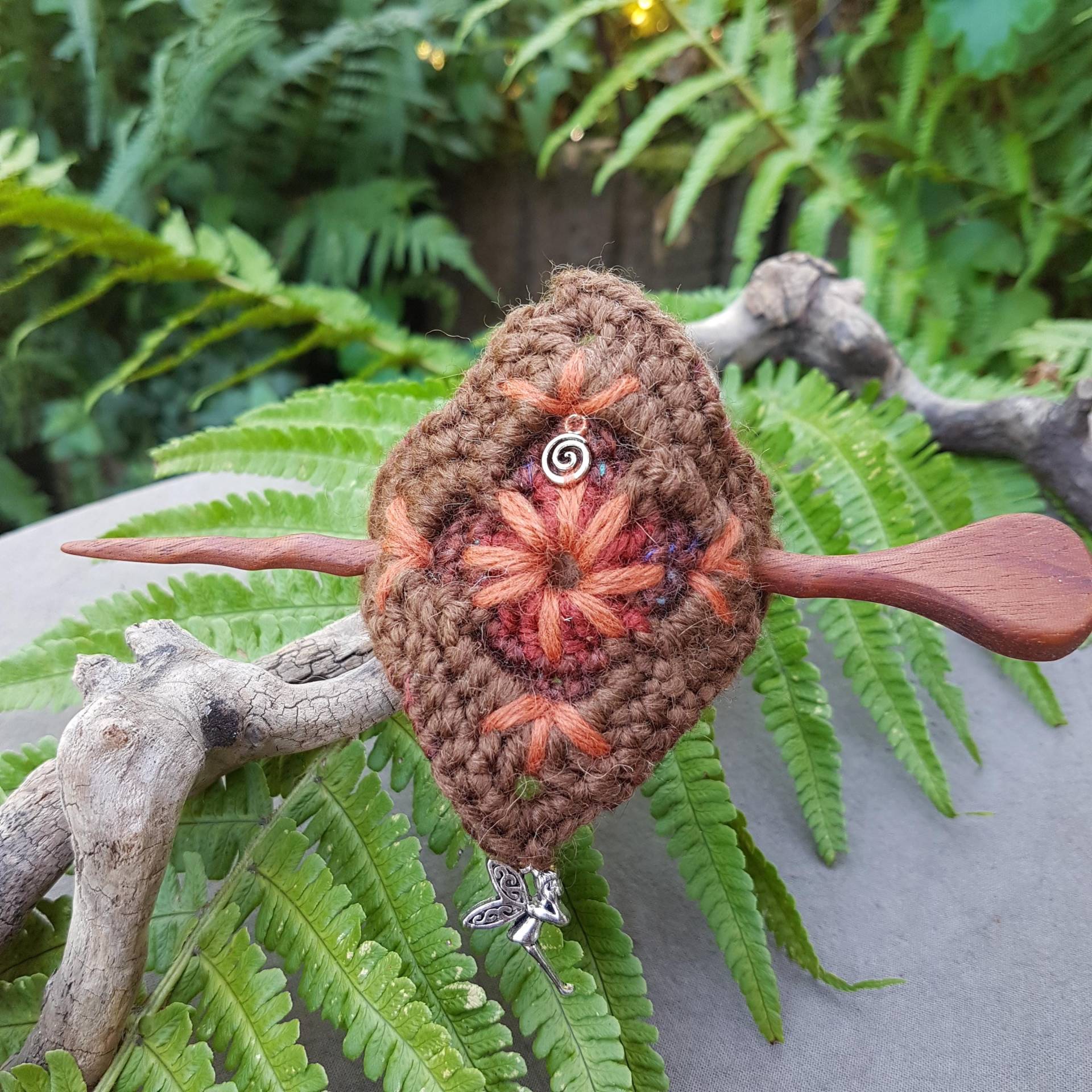 Häkel-Haarspange Mit Holznadel von Knitterkittel