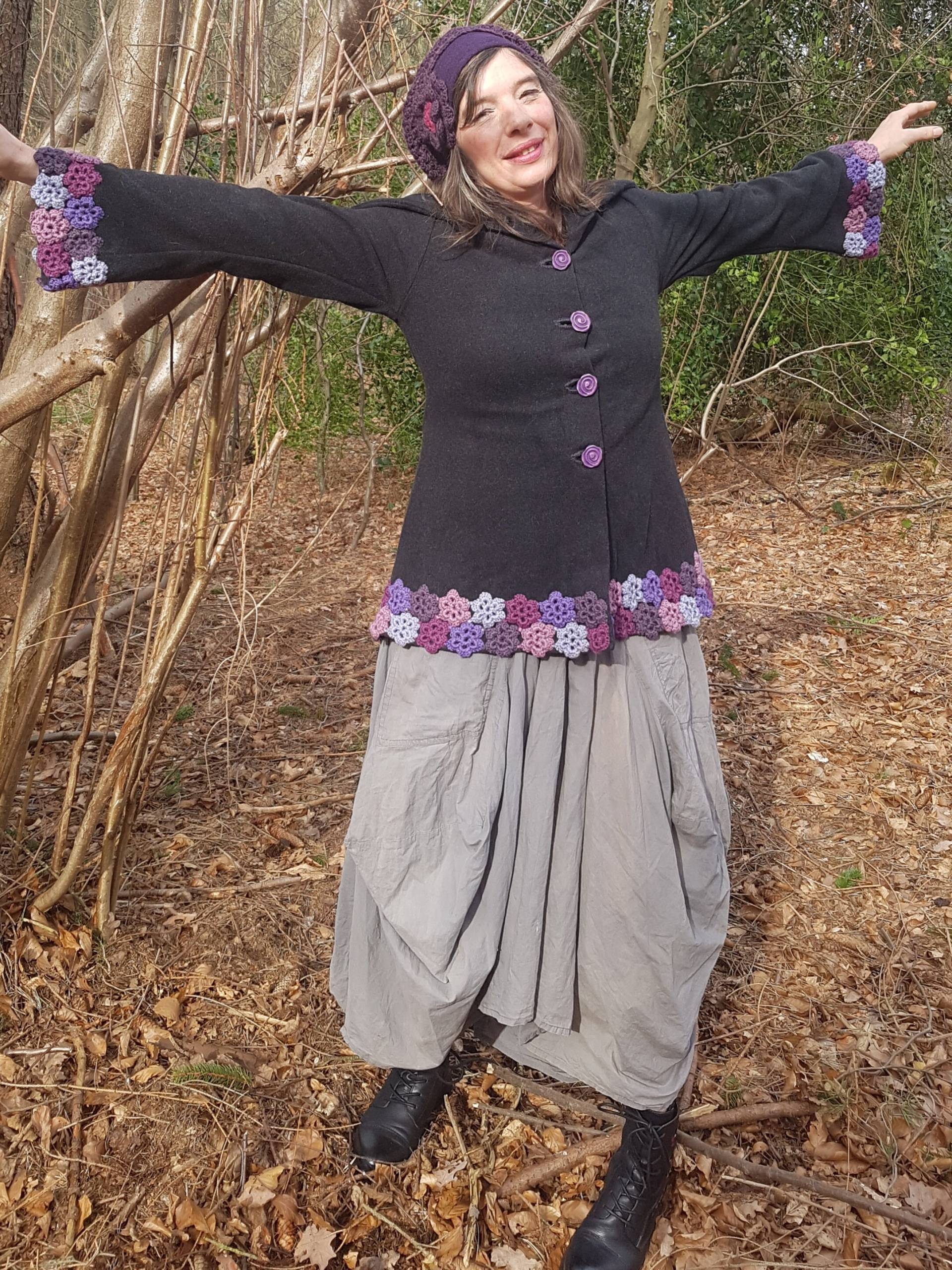 Taillierte Wolljacke Mit Häkelblumenborte Und Großem Kragen von Knitterkittel