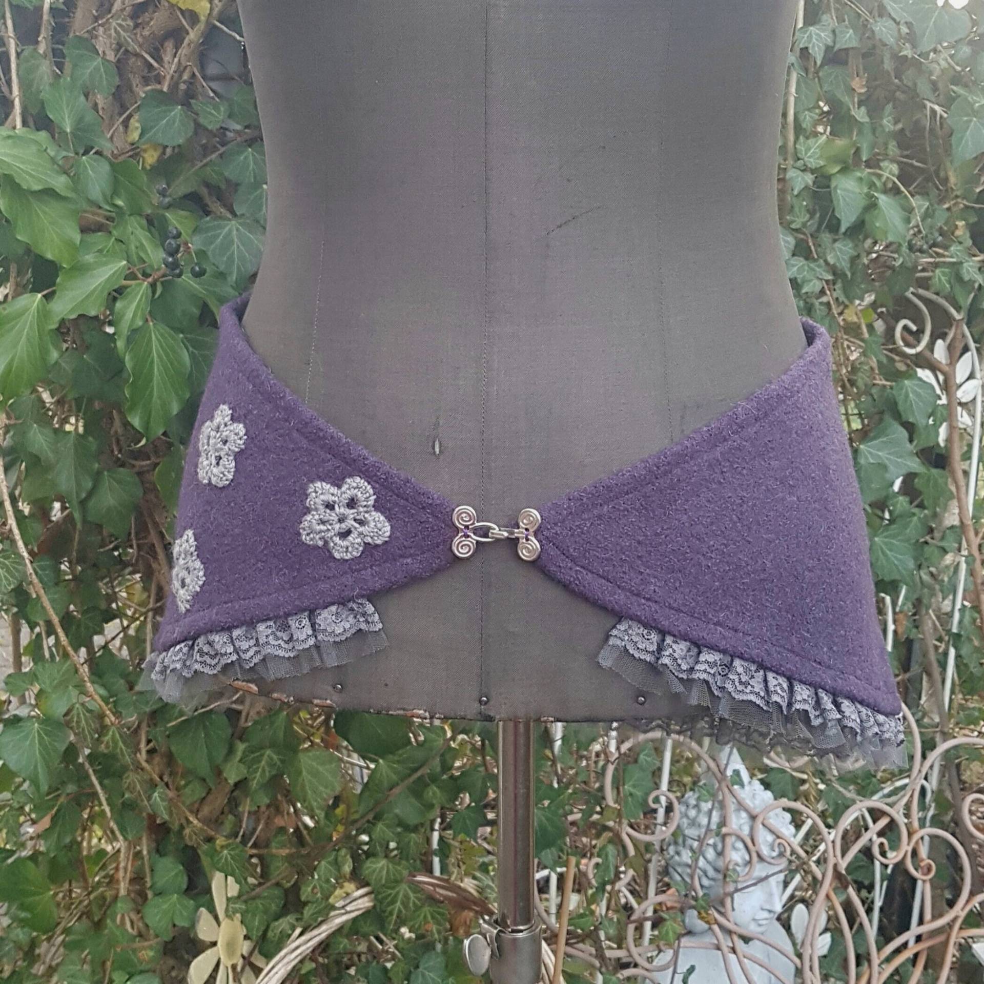 Walklodenhüftschmeichler Mit Tüllspitze Und Häkelblumen Gr.l von Knitterkittel