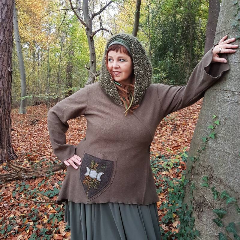 Wollwickeljacke Mit Bestickter Tasche Wollwickeljacke Mit Bestickter Tasche von Knitterkittel